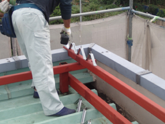 折板屋根を固定するタイトフレームを骨組みに固定