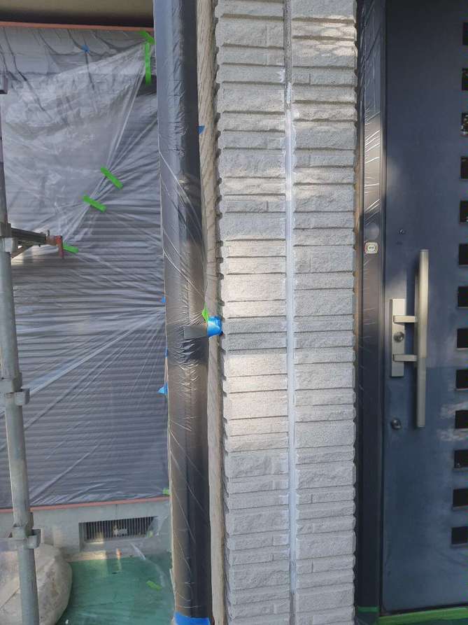 八千代町で日本ペイントの塗料で外壁屋根塗装工事を施工中です