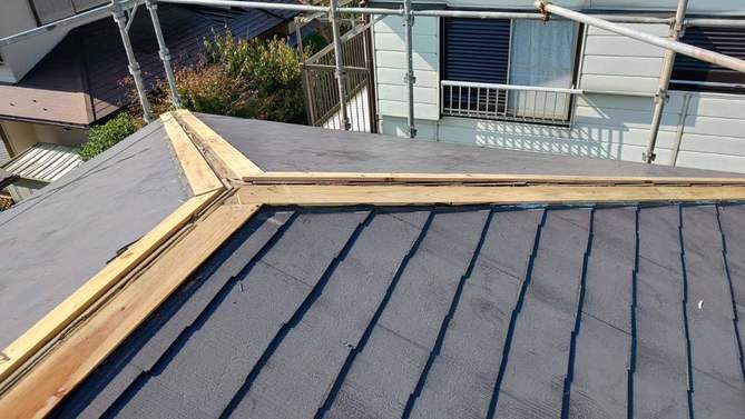 棟板金を外した屋根