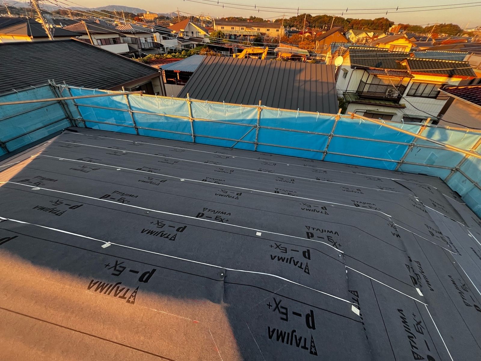 土浦市で屋根カバー工事スタート！防水紙（ルーフィング）が重要な理由とは？