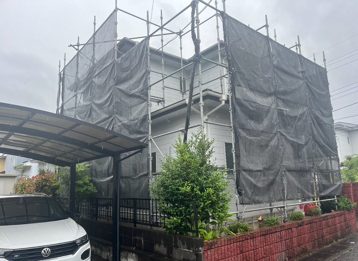 屋根工事のため足場を設置した戸建て住宅