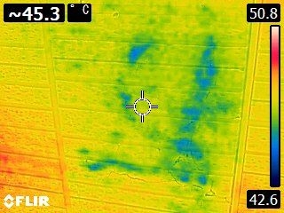 壁の内部に雨水が浸透している様子を示すサーモグラフィ