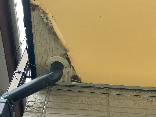 剥がれ落ちた軒天