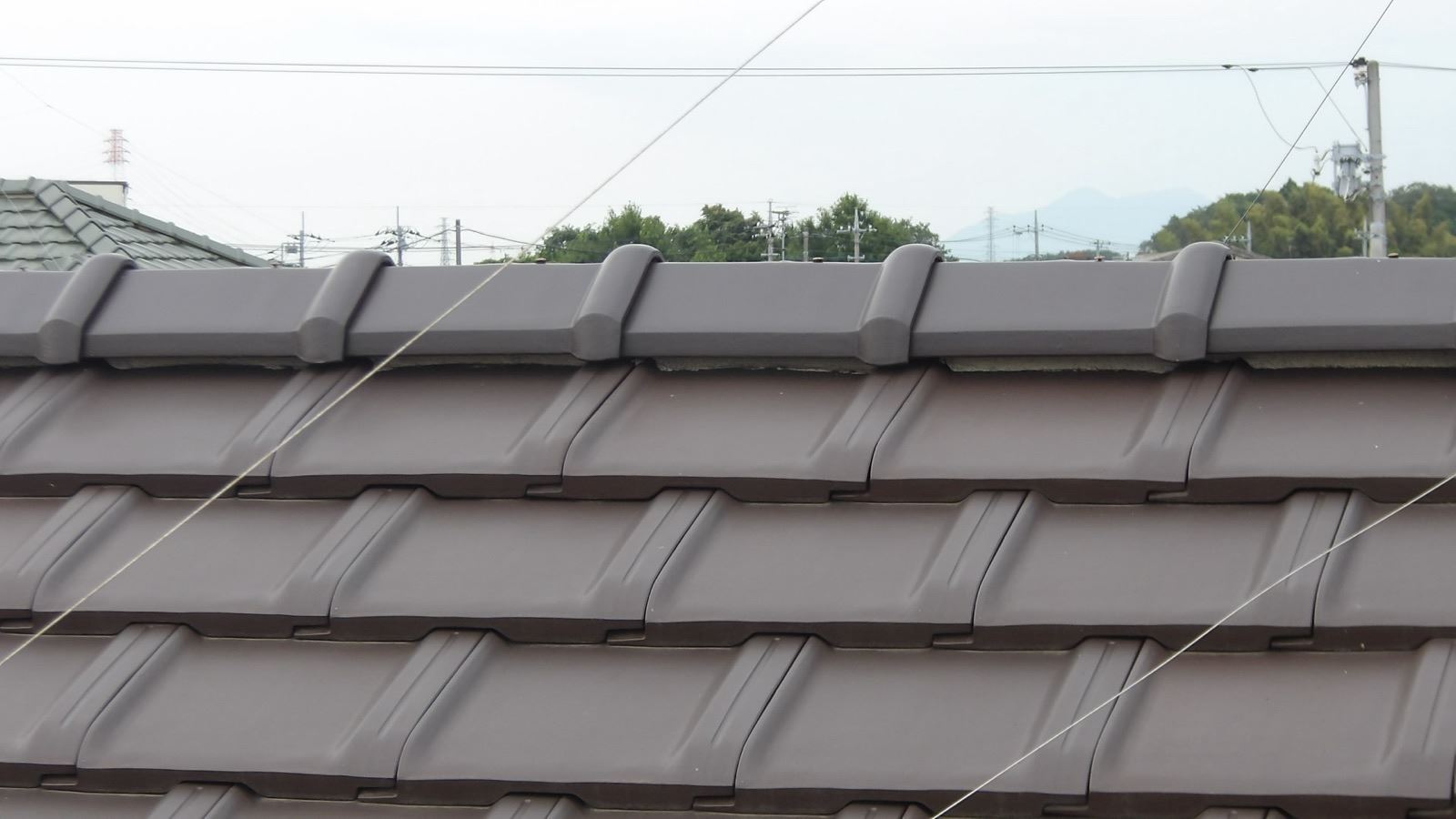 防災瓦が葺かれた屋根