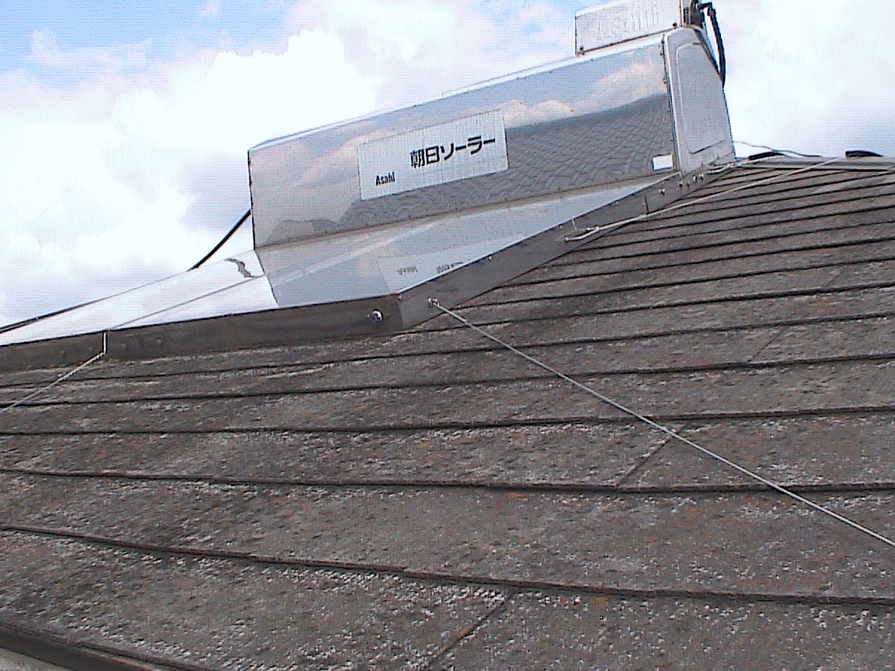 土浦市で屋根上の朝日ソーラーの撤去事例。調査でサビ被害を確認！撤去と塗装の必要性とは？