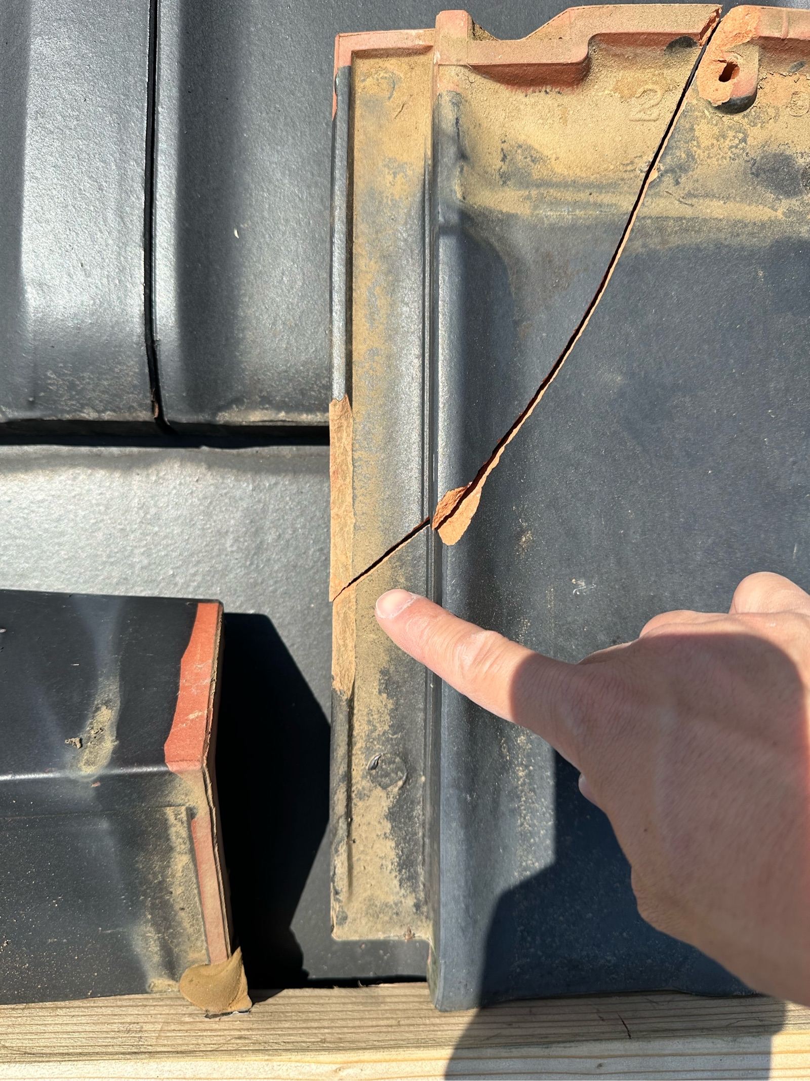 潮来市で瓦屋根補修工事。ケラバの雨漏りを解消！割れ瓦の交換で安心の屋根に