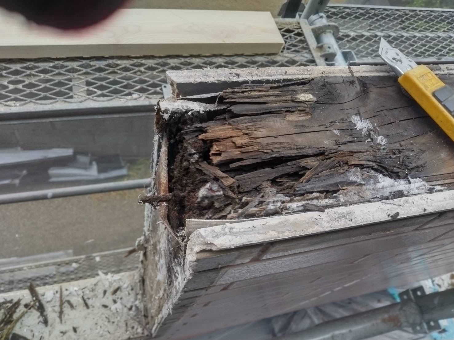 潮来市で雨漏りで内部が腐食したベランダ笠木の補修工事。リボール防水も施し再発防止！