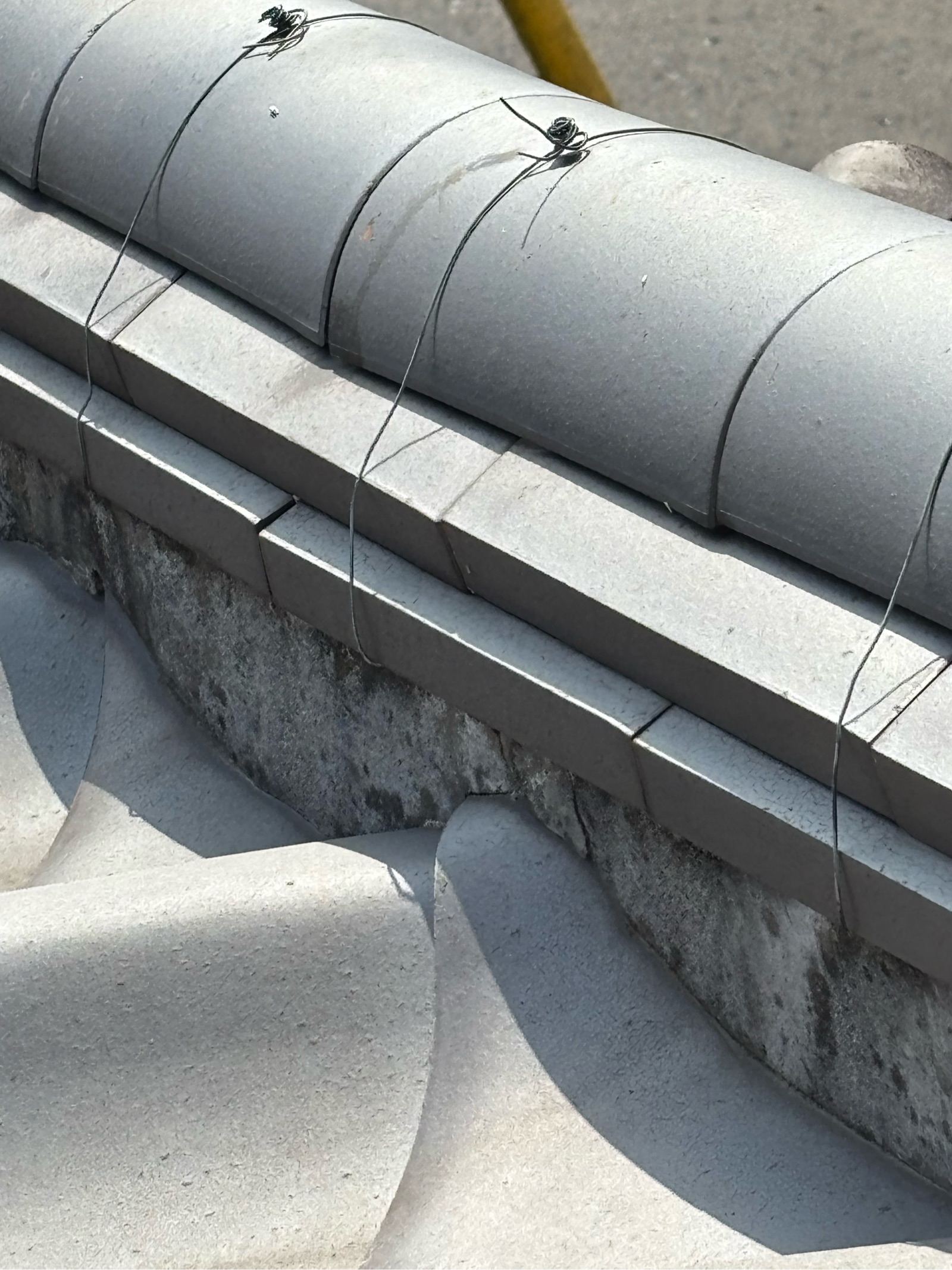 瓦漆喰　黒ずみ　ひび割れ