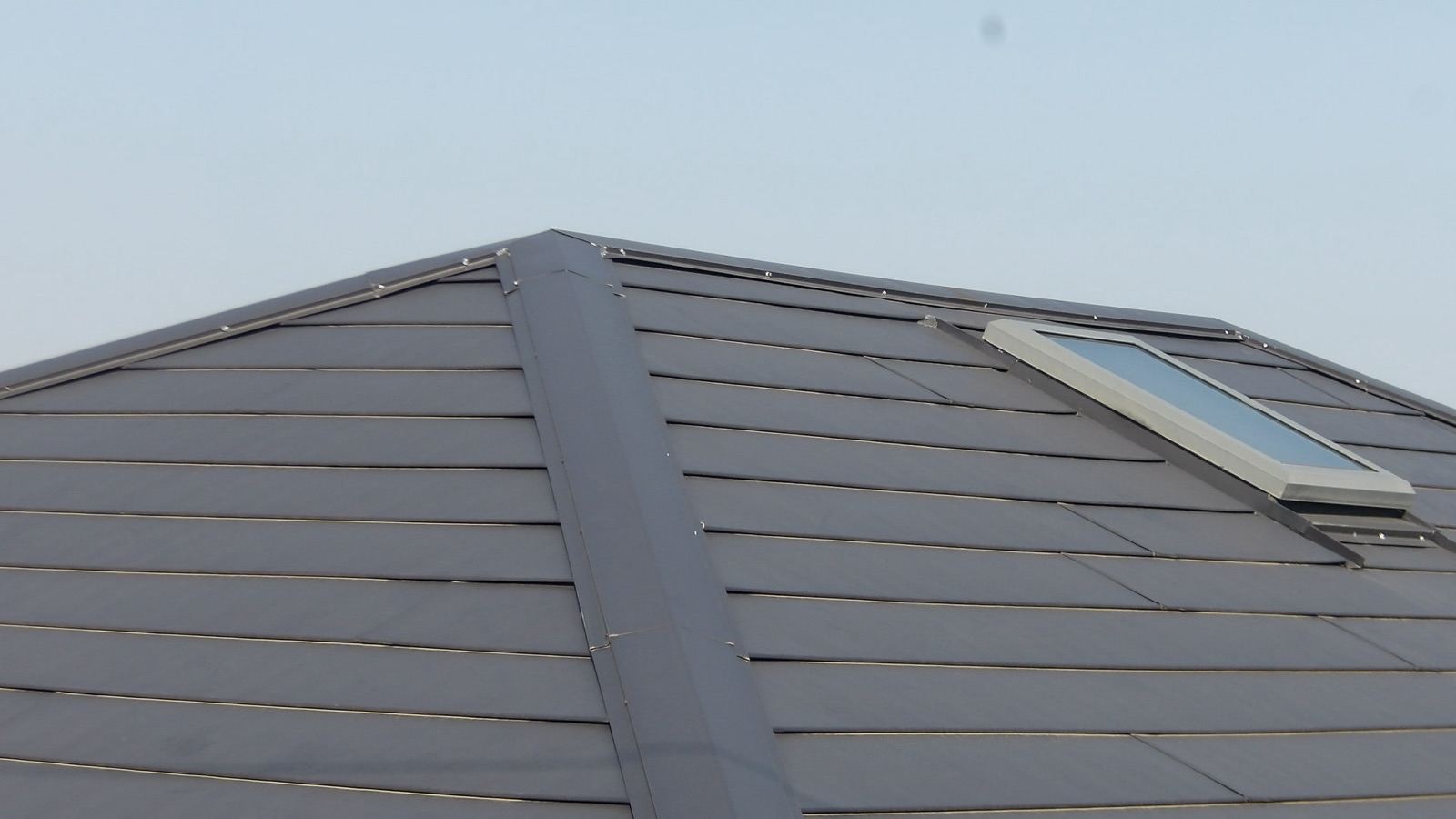 土浦市で「屋根のてっぺんが浮いている」と指摘があった‼️お客さまから心配の声😫現場調査で原因を見つけます‼️