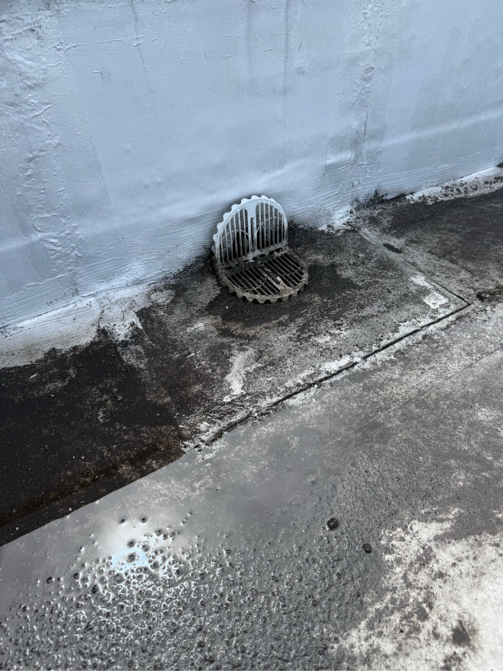 かすみがうら市で屋上ドレンからの雨漏り修理。防水層の再構築でビルの寿命を延ばす方法