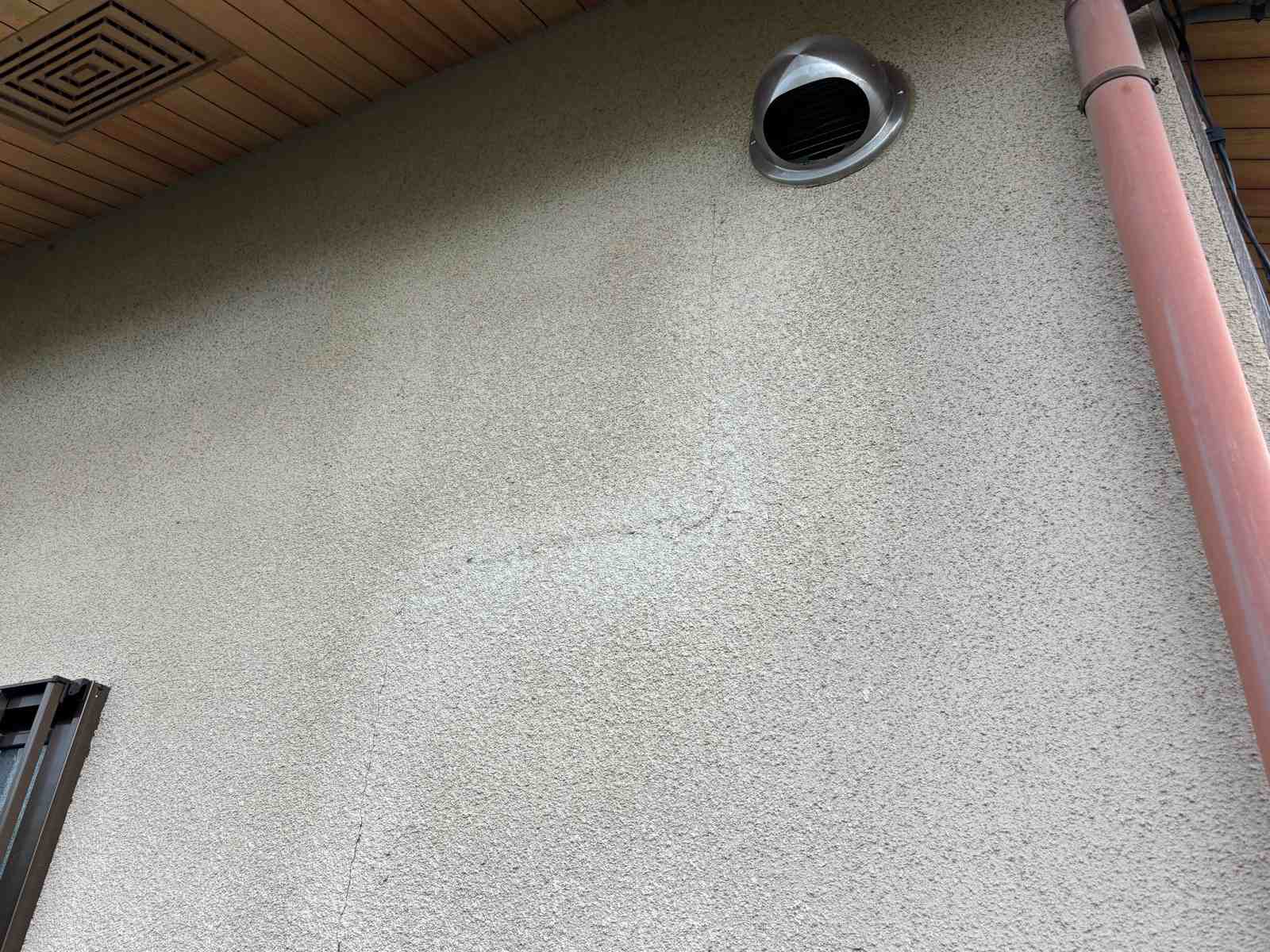 石岡市でひび割れたモルタル外壁