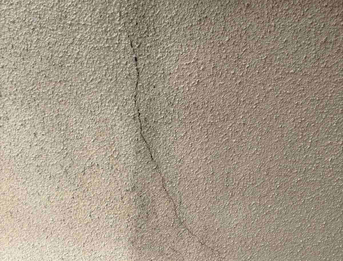 石岡市モルタル外壁のひび割れ補修と塗装