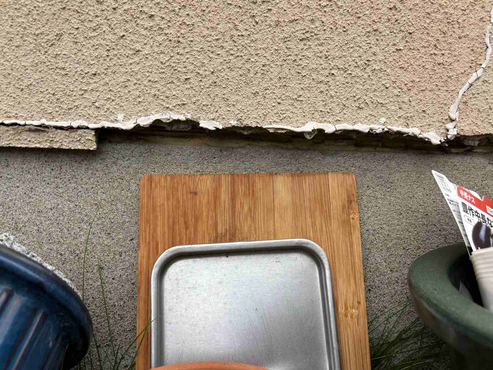 石岡市でひび割れたモルタルの欠けた部分