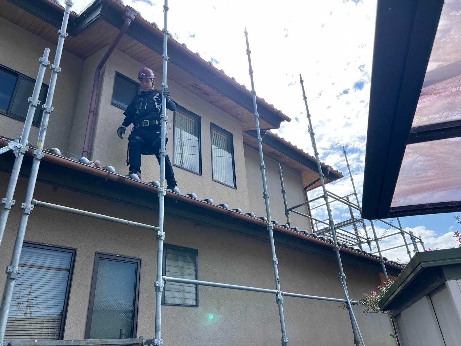 足場を組んでいく写真