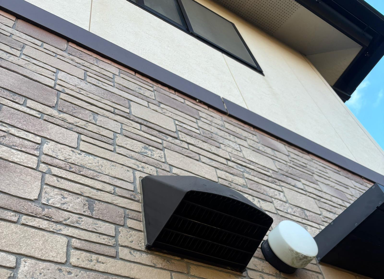 多彩色塗装のご提案をした石岡市現地のサイディング外壁