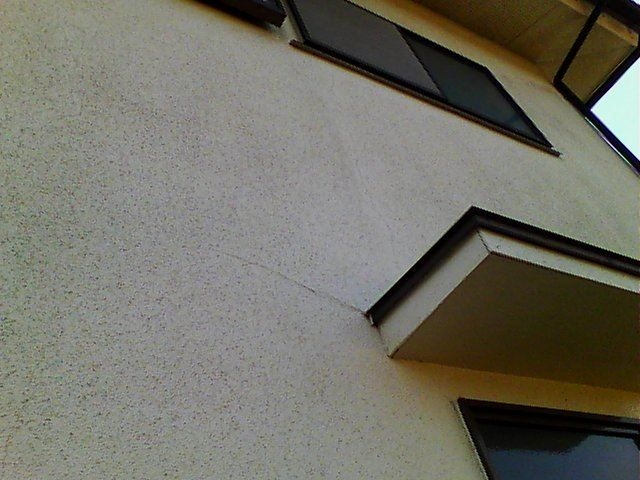 かすみがうら市モルタル外壁のひび割れと苔汚れ