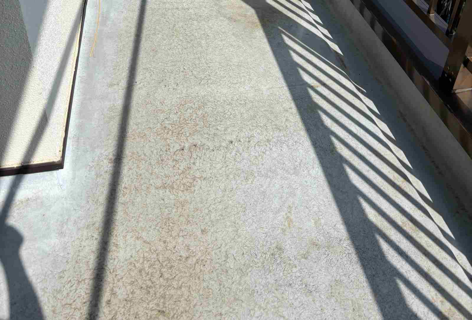 かすみがうら市でベランダのトップコート塗装をする。劣化したFRP防水ベランダ