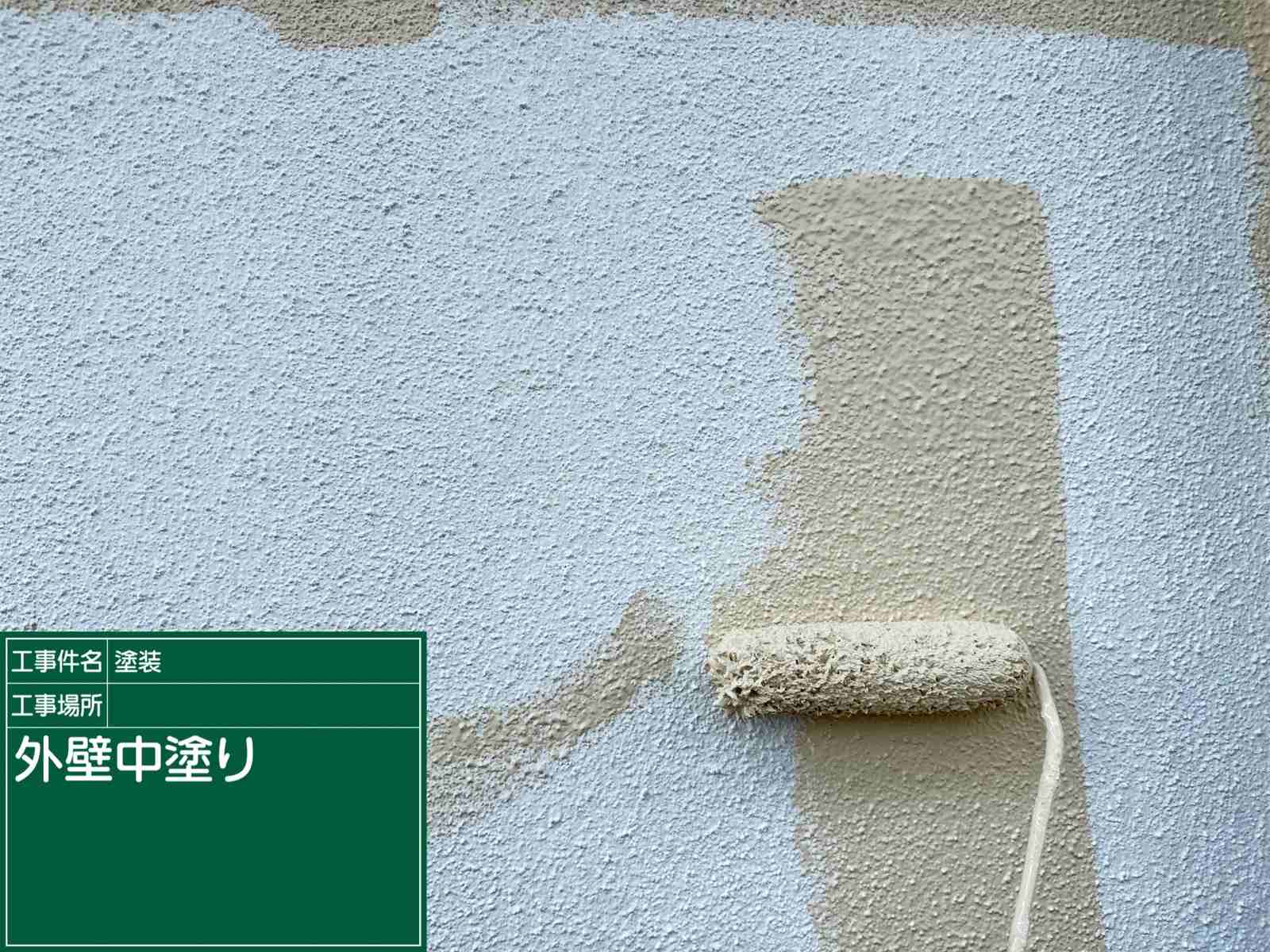 かすみがうら市で外壁塗装モルタル外壁に高耐候性のある塗料で上塗り1回目