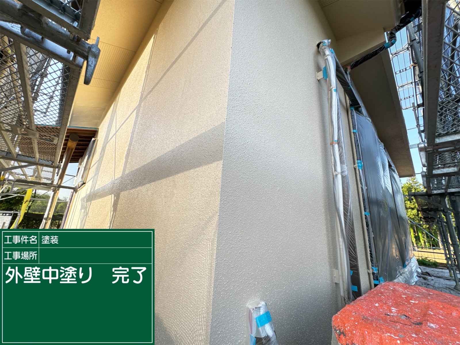 かすみがうら市で外壁塗装モルタル外壁に高耐候性のある塗料で上塗り1回目