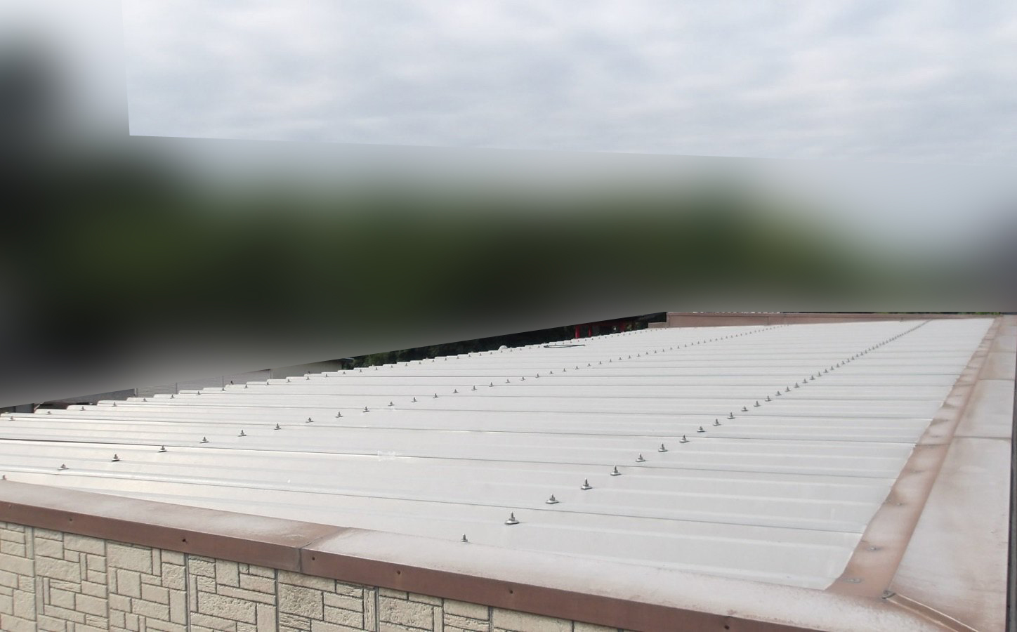 折板屋根、行方市屋根塗装現場