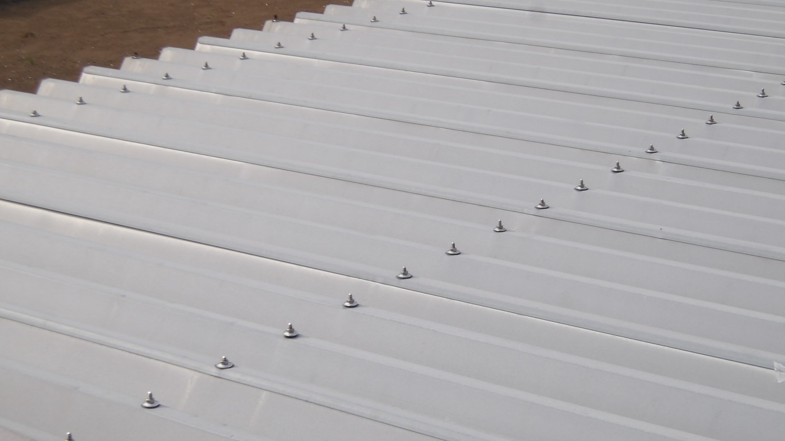 折板屋根、行方市屋根塗装現場