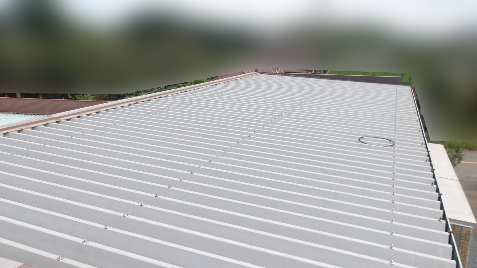 行方市の屋根の塗装前、折半屋根