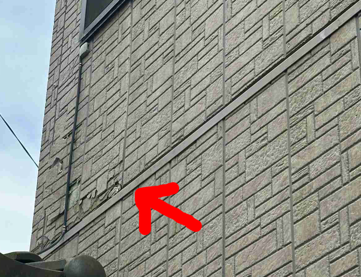 行方市で現地調査、窯業系サイディング外壁が欠けてボロボロになっている