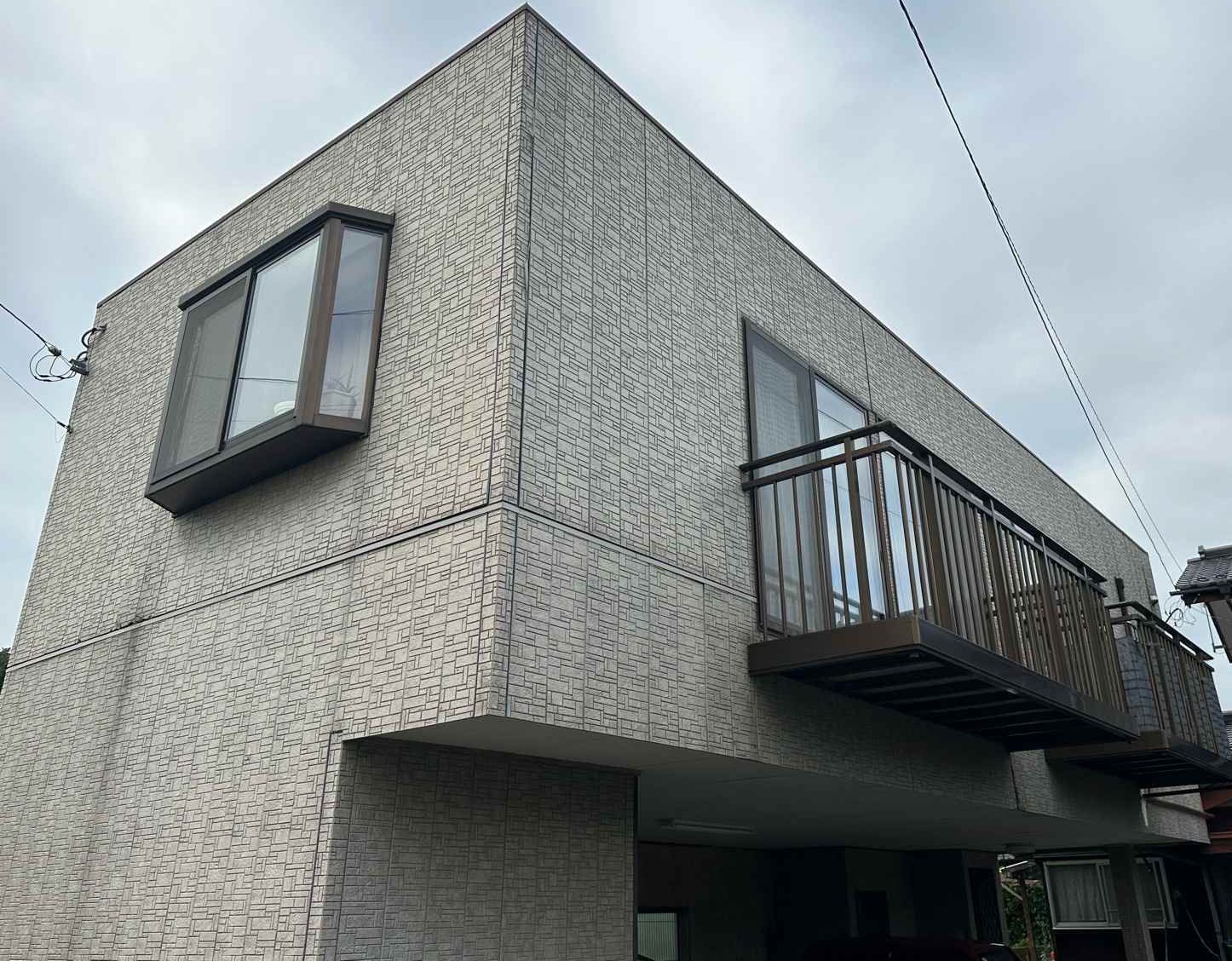 行方市で現地調査。サイディング外壁の１階駐車場２階建ての家