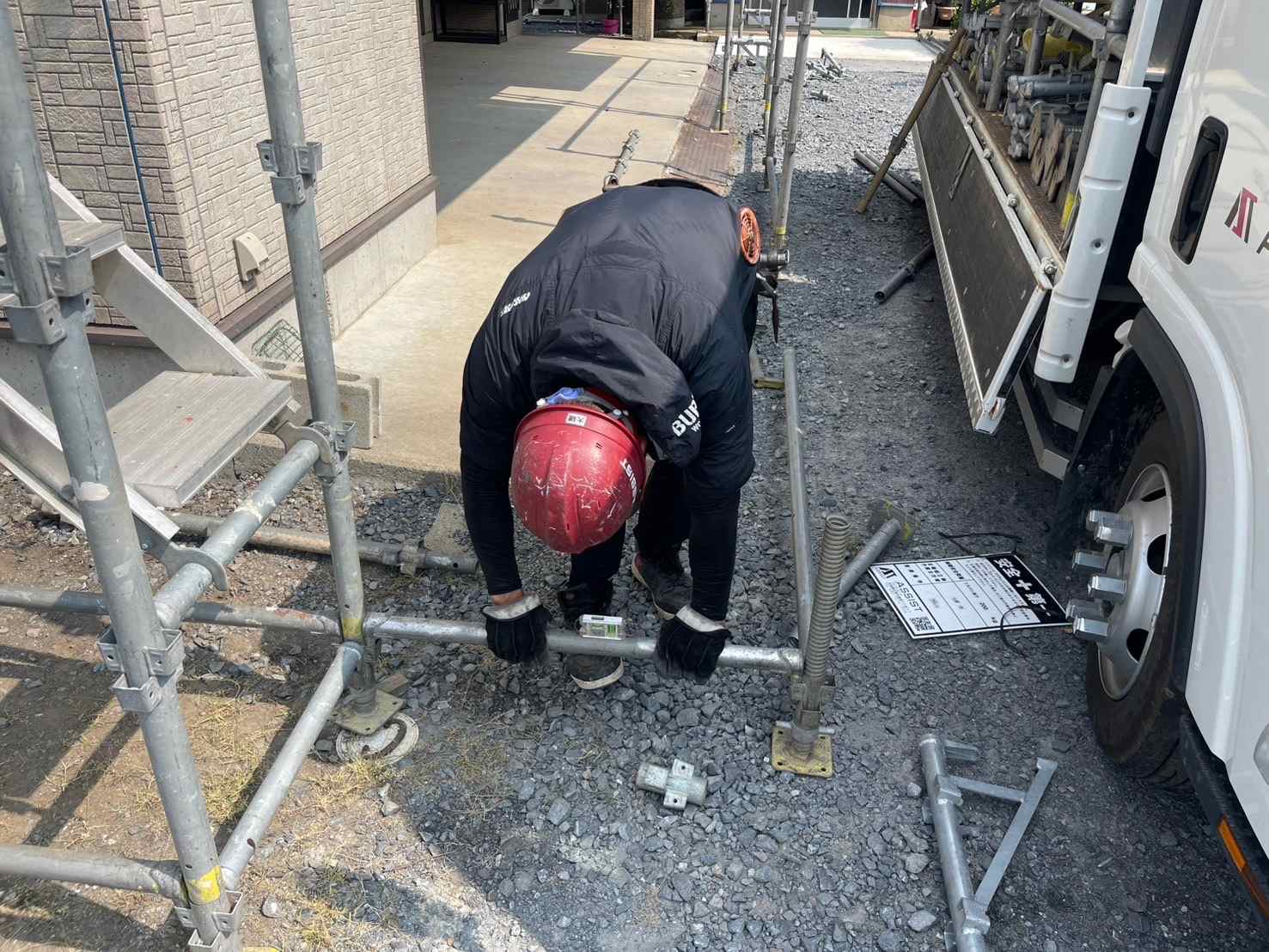 行方市の現場、雨漏り修理、足場の設置