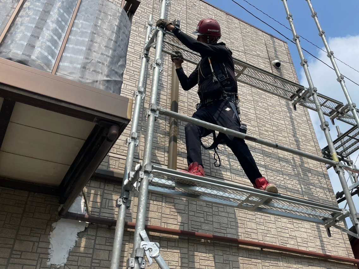 足場を設置、行方市の現場