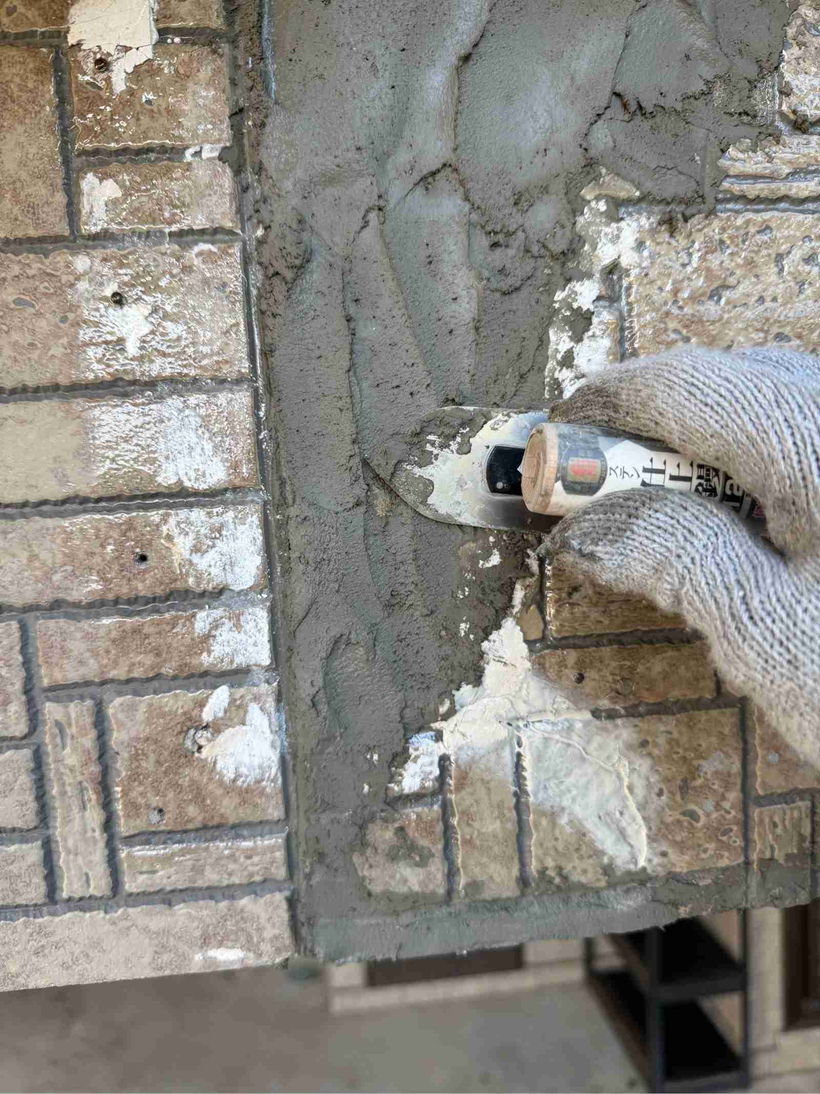 劣化して崩れた外壁を左官鏝で埋めていきます