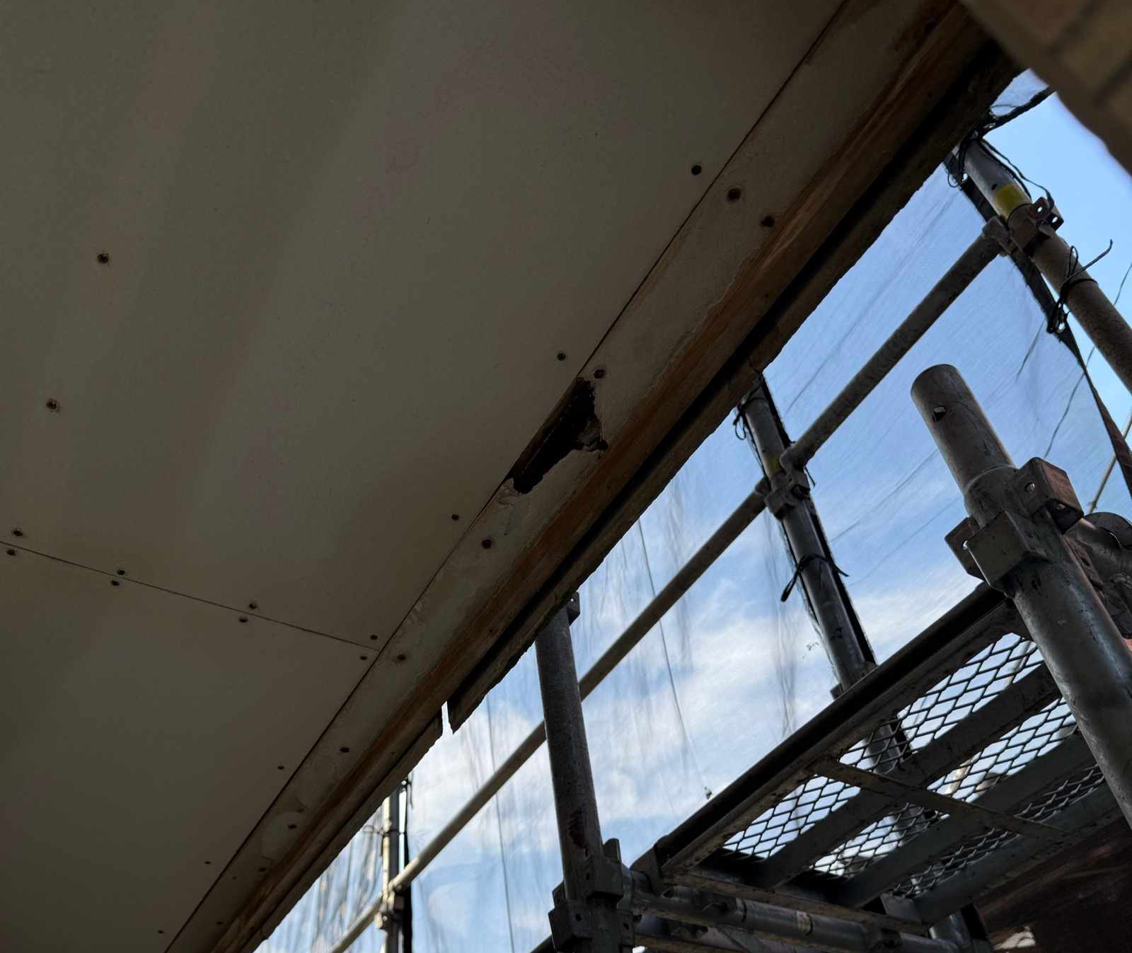 行方市の雨漏り現場の穴の開いた軒天補修、行方市現場