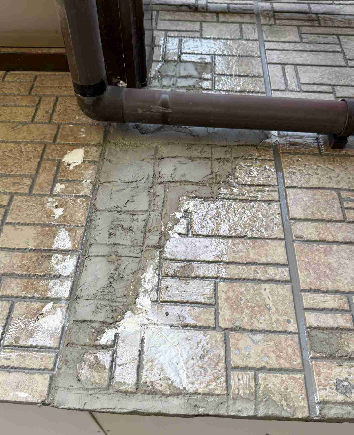 外壁の模様を作っていく、行方市現場、サイディング外壁の欠けを埋める