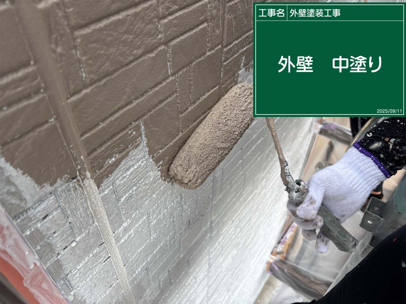 行方市の外壁塗装現場、中塗り