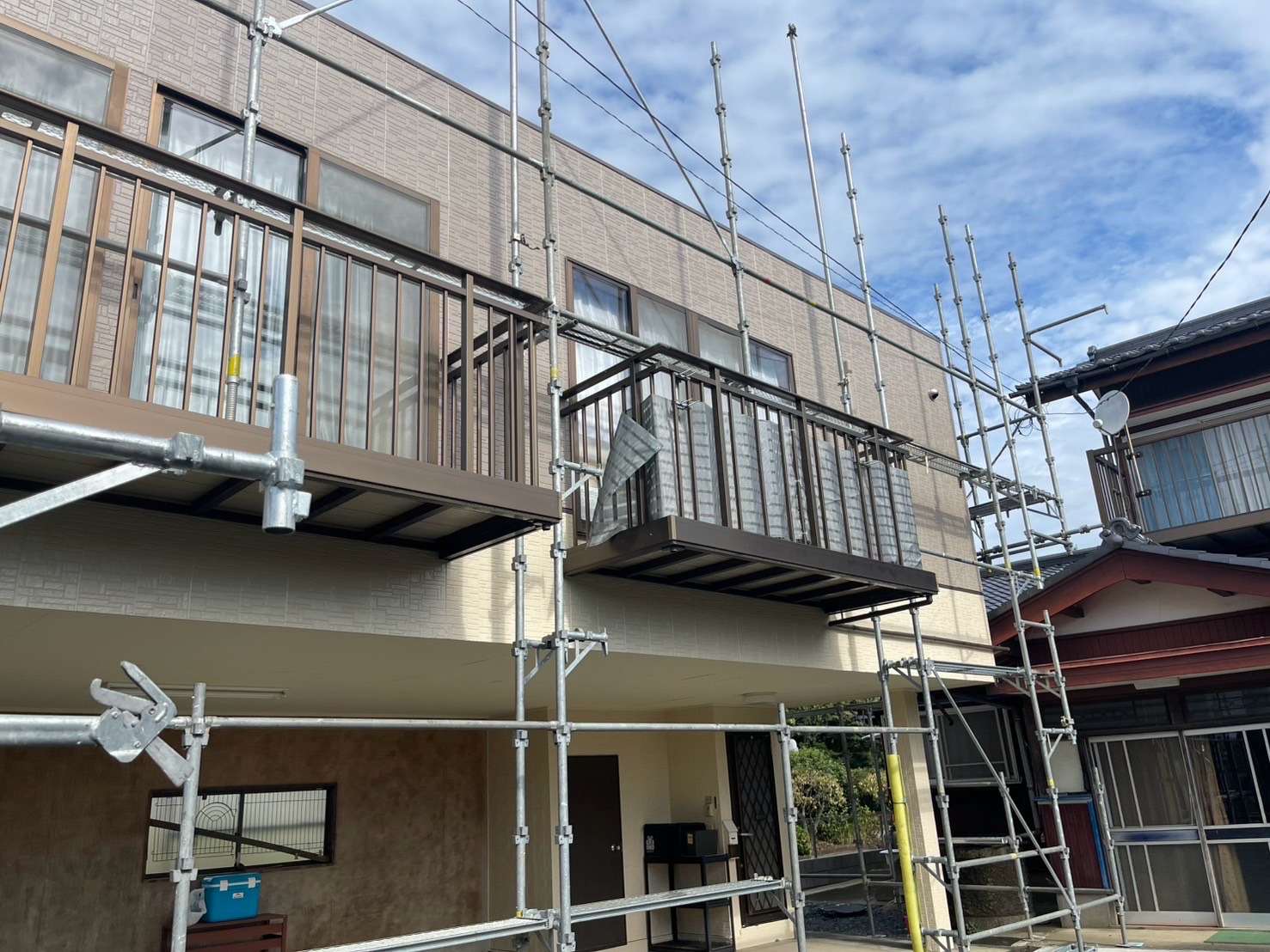 足場設置、行方市の雨漏り修理と塗装現場