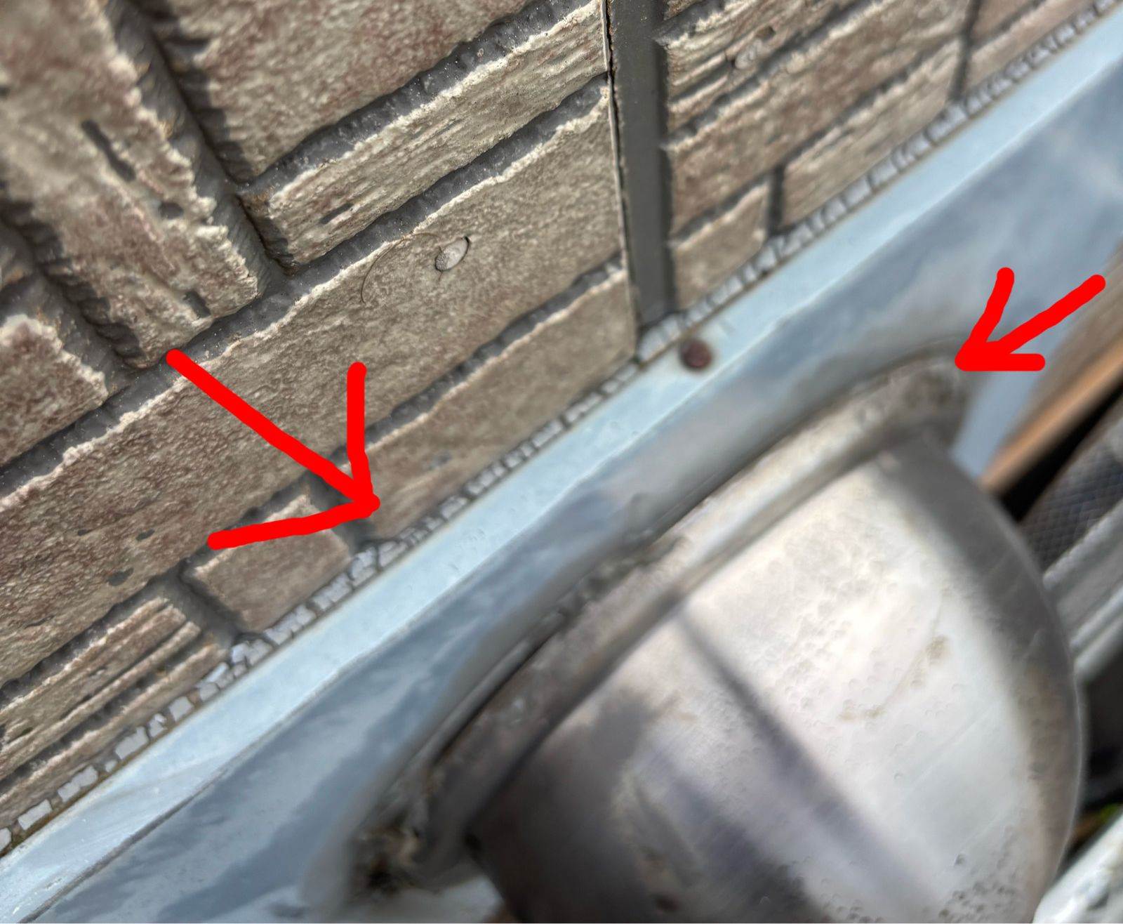 行方市の雨漏り原因、排気口のシーリング劣化