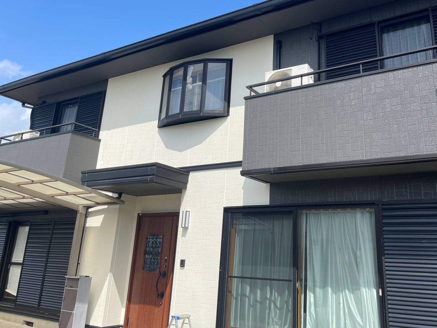行方市で屋根と外壁の塗装が完了した写真