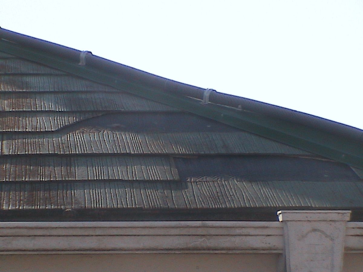 破損したスレート屋根