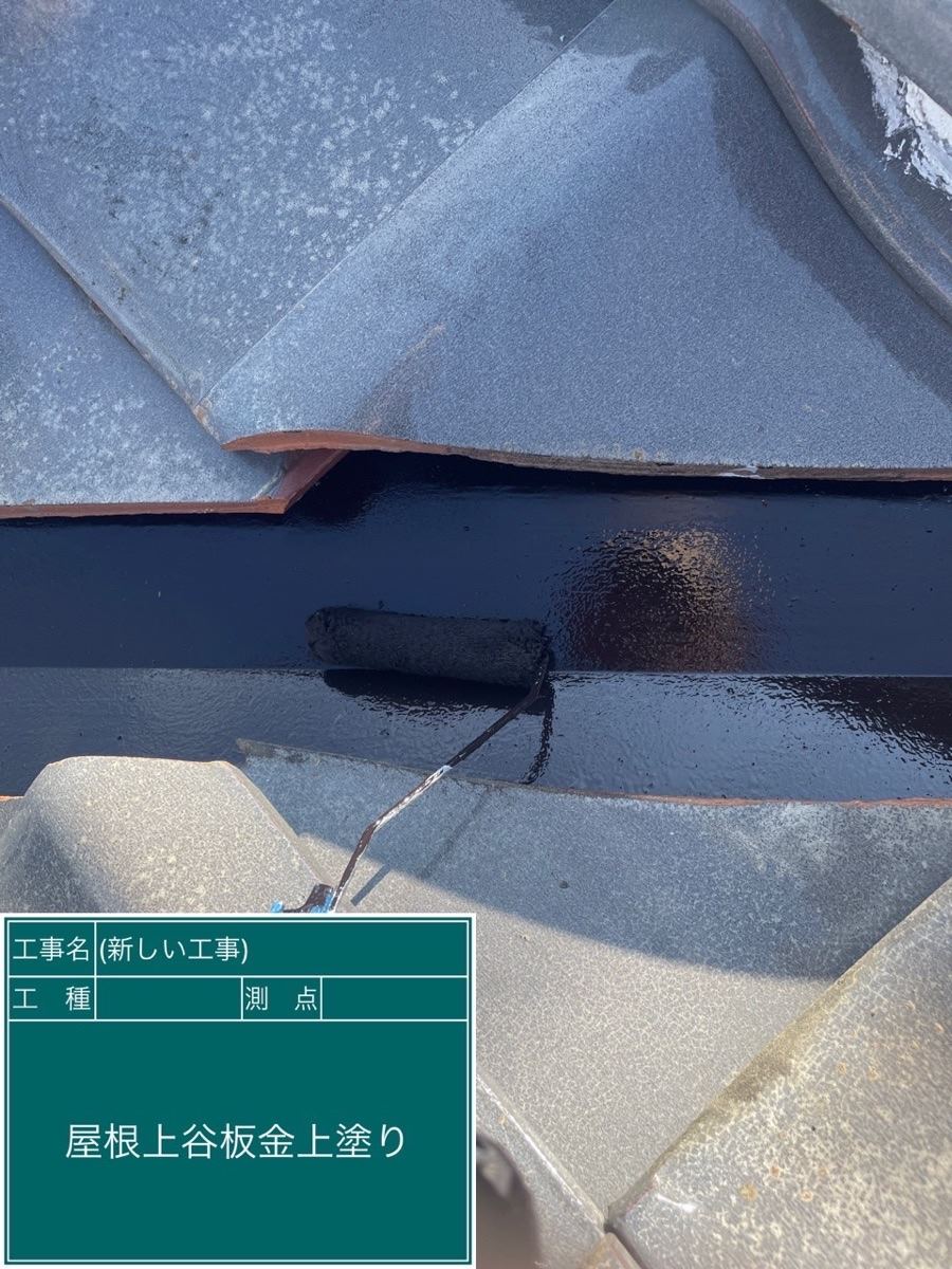 屋根の鈑金塗装。高所作業のため足場に注意