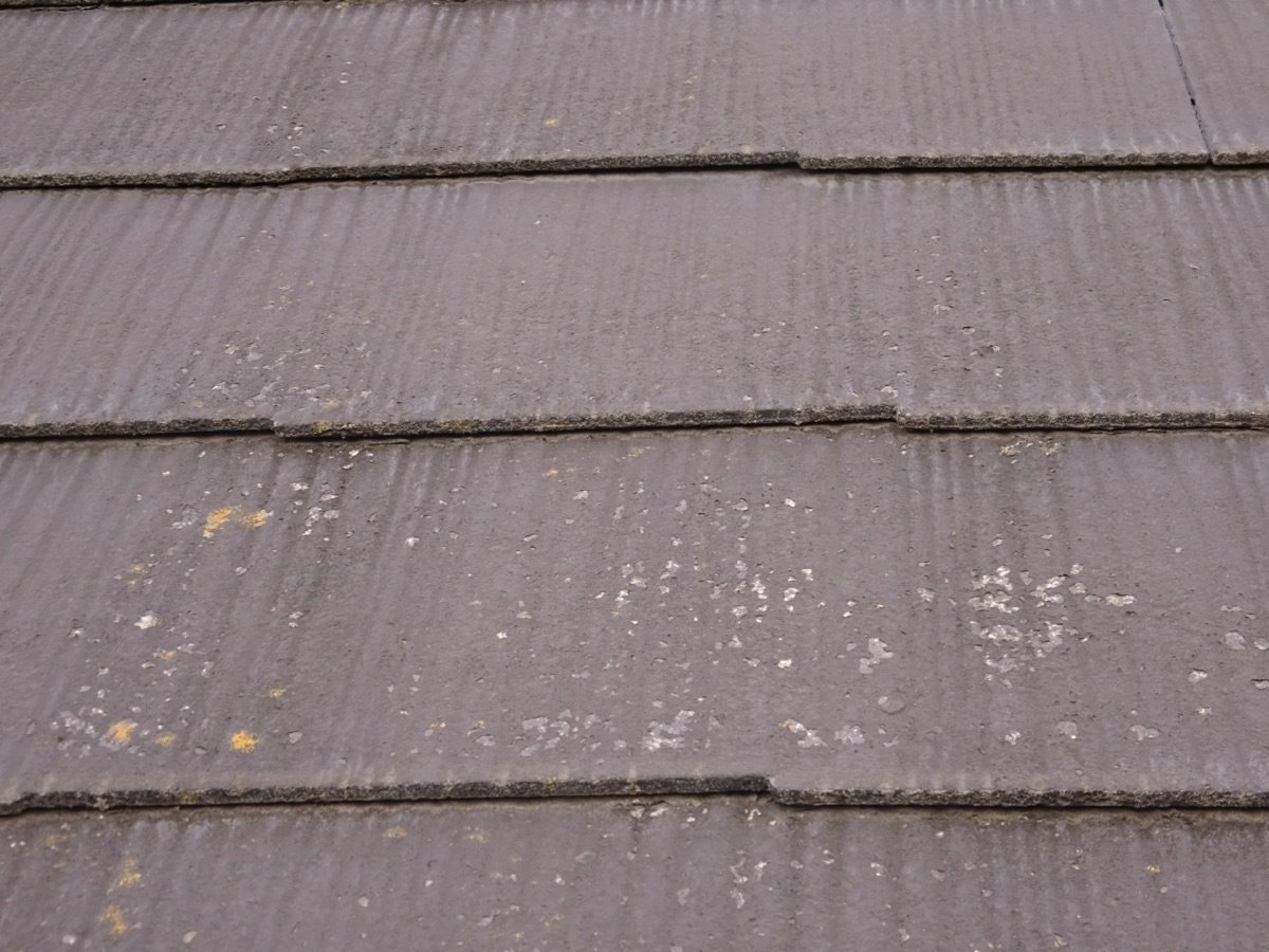 コロニアル屋根の表面塗膜が傷んできている。雨漏り対策に塗装工事を推奨