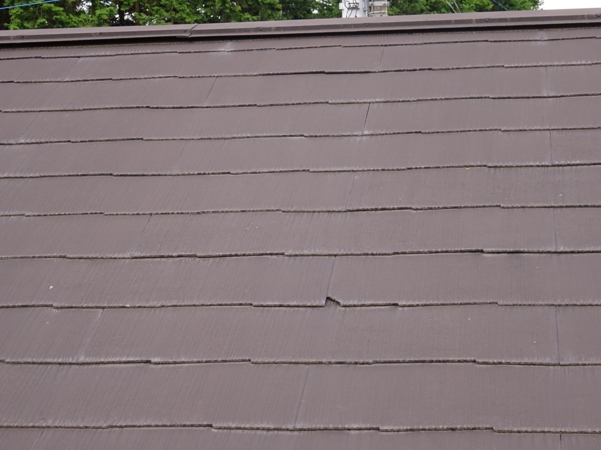 小美玉市。コロニアル屋根の塗替え工事の依頼。表面が傷んで欠けが見られる