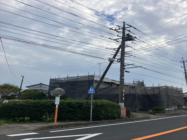 石岡市にて住宅屋根塗装開始！作業効率を上げる足場仮設と汚れ洗浄作業