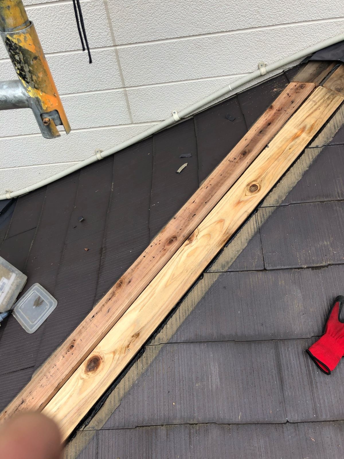 石岡市で屋根リフォーム！足場仮設と高圧洗浄・棟板金交換の様子をご紹介！