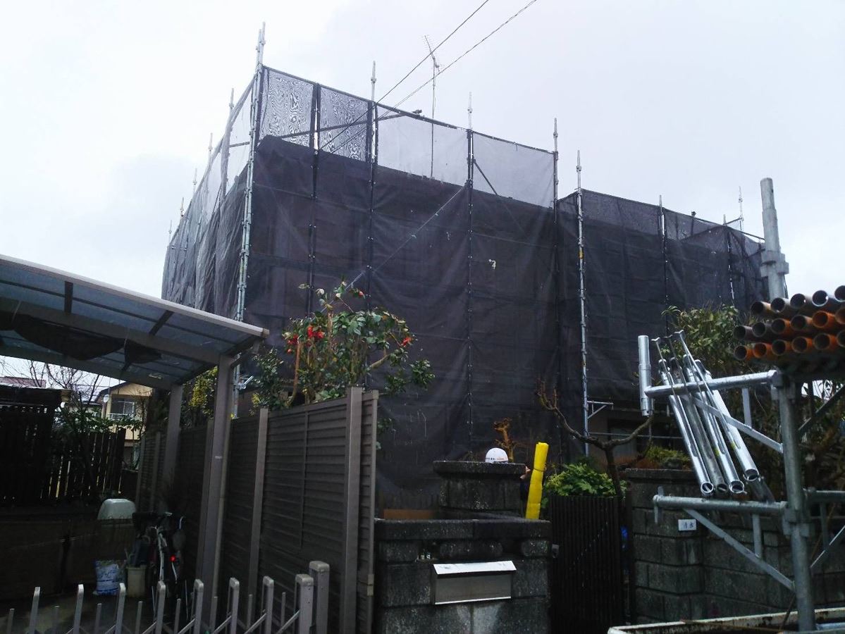 土浦市で外壁と屋根を高圧洗浄！足場を設置して洗浄水や塗料の飛び散りを防ぎます