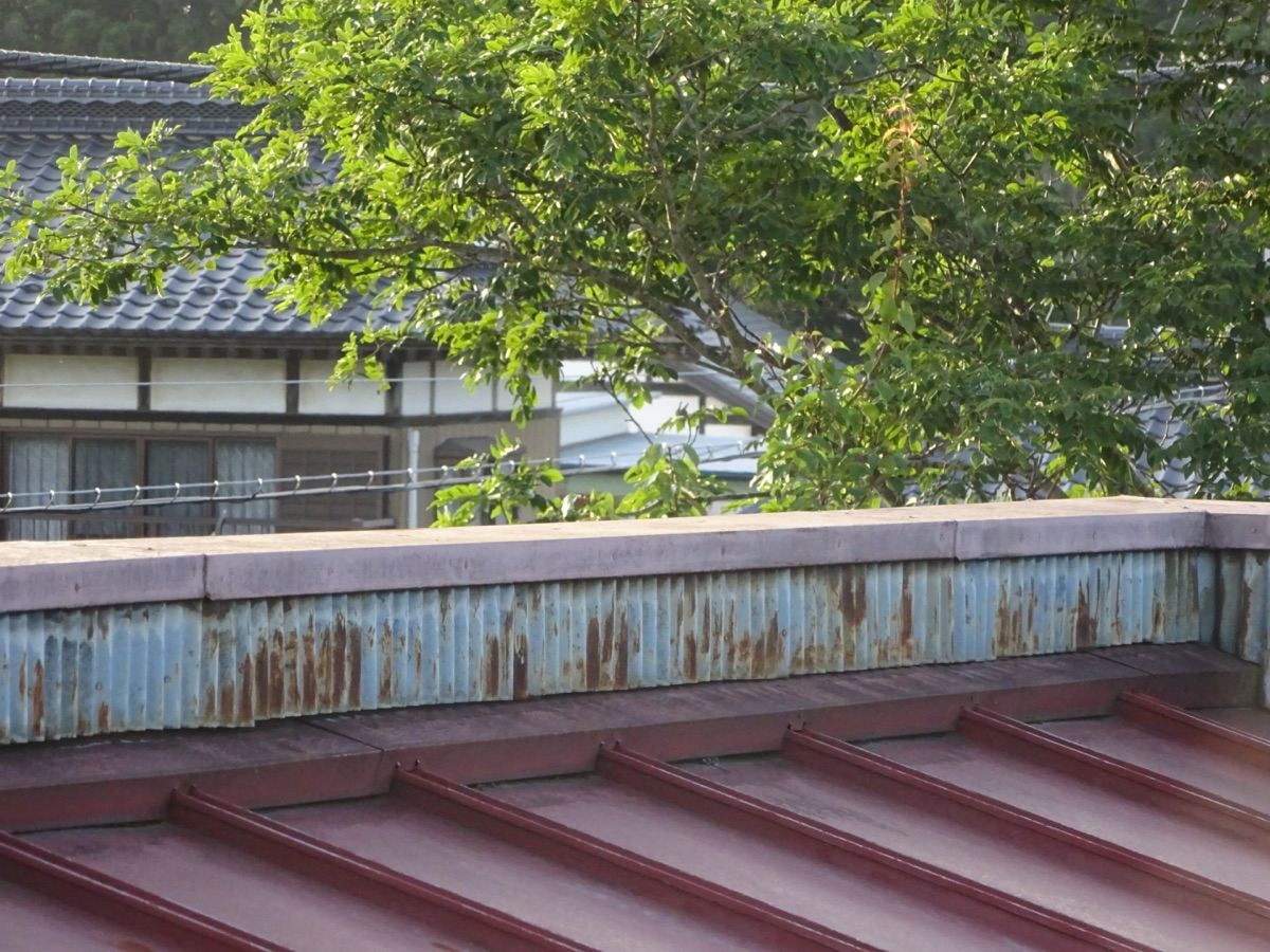 小美玉市で屋根の劣化、立ち上がり部分の茶色いサビが見られる住宅の現地調査