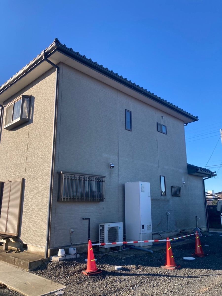 土浦市の塗装工事で、仮設足場を設置！外壁や雨樋の汚れは高圧洗浄で除去しました