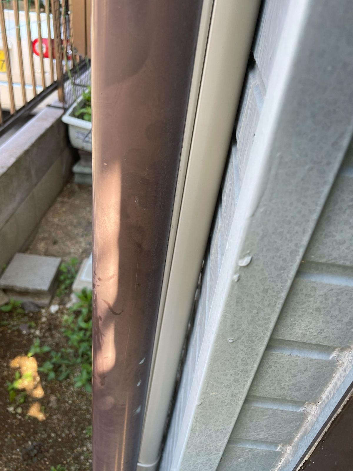 施工前　色褪せた雨樋