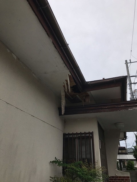 かすみがうら市で外壁の汚れ・軒天がボロボロになった一軒家の現地調査