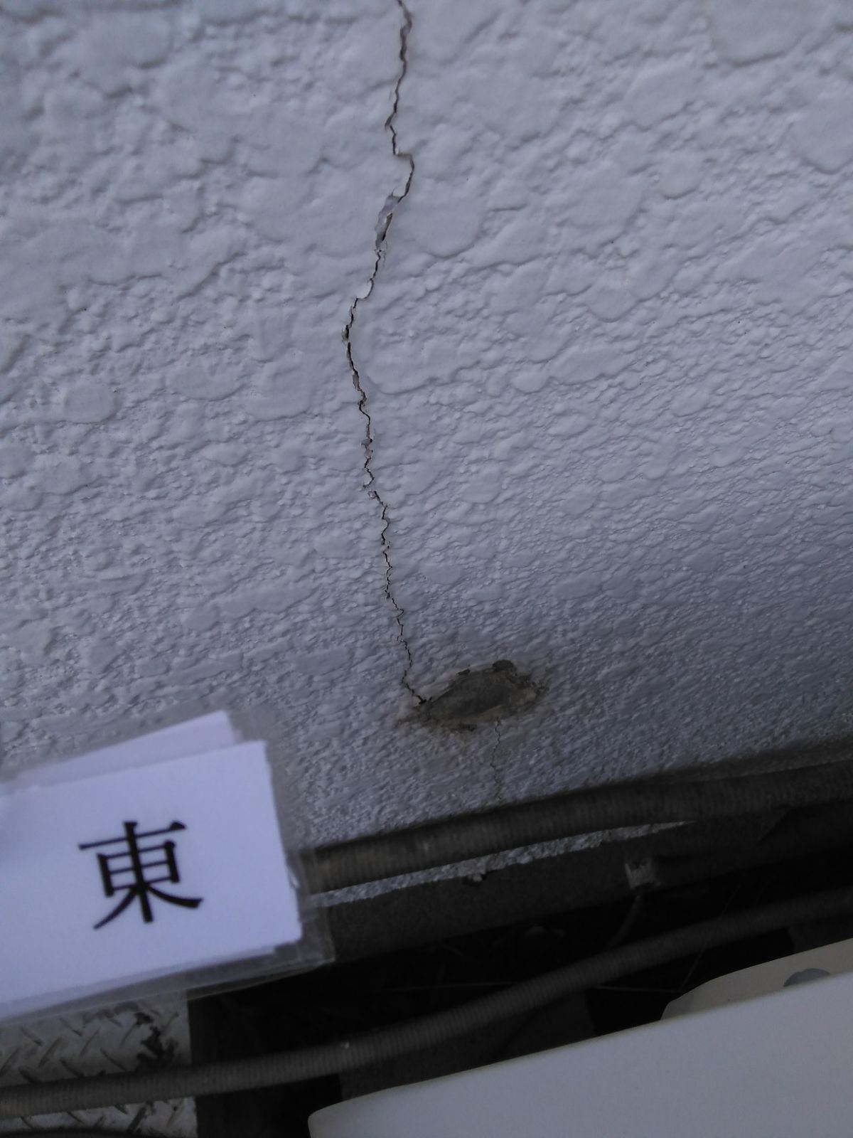 石岡市で、外壁のクラックを補修！コーキングで雨水の侵入を防ぎます
