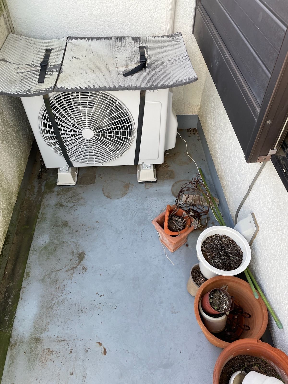石岡市で、雨漏りの原因となっているベランダの防水工事を実施！ひび割れの放置はキケンです